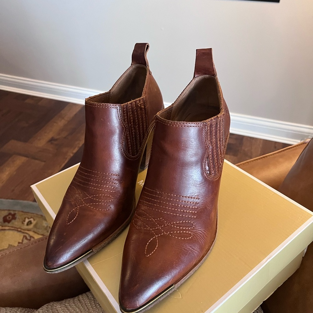Frye Faye Shootie leather ankle boots. Perfect western style!